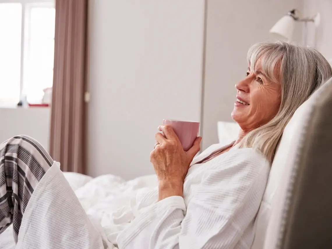 how many calories does an inactive elderly person need