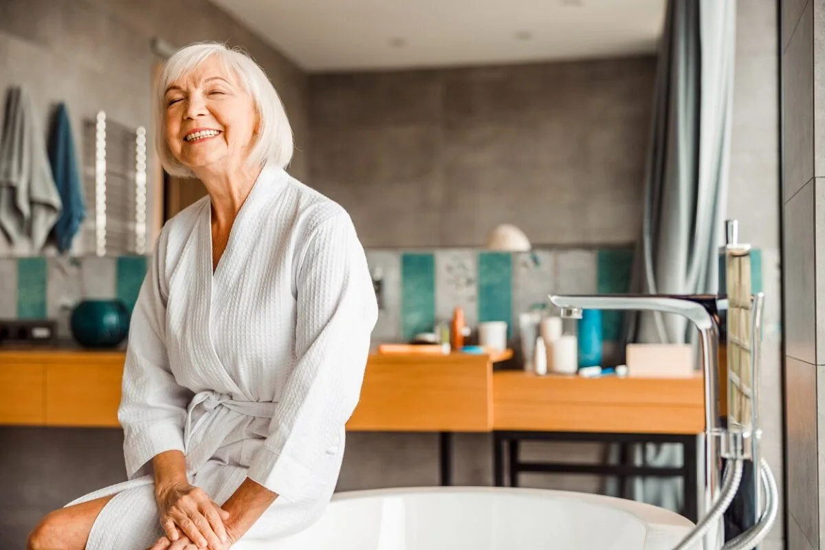 how to bathe an elderly person at home