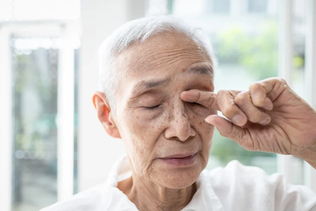 eye photosensitivity in the elderly