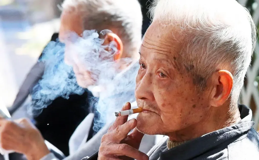 harms of smoking in the elderly