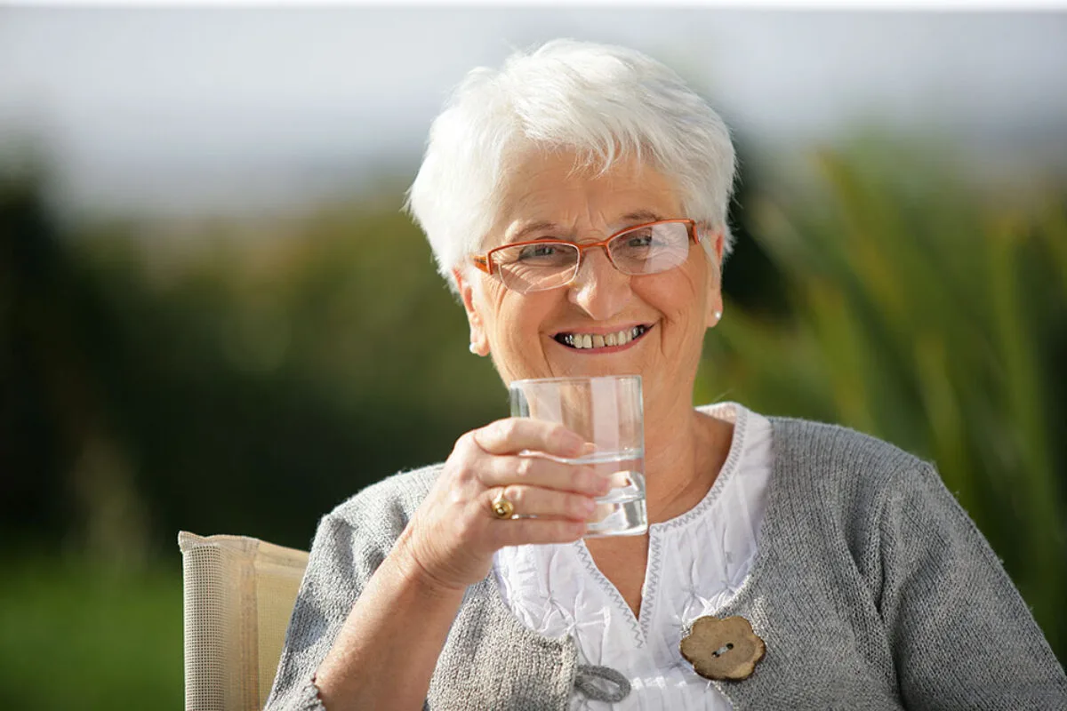 how does dehydration affect elderly people