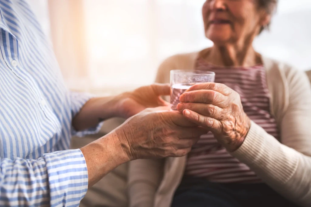 symptoms of dehydration in elderly woman
