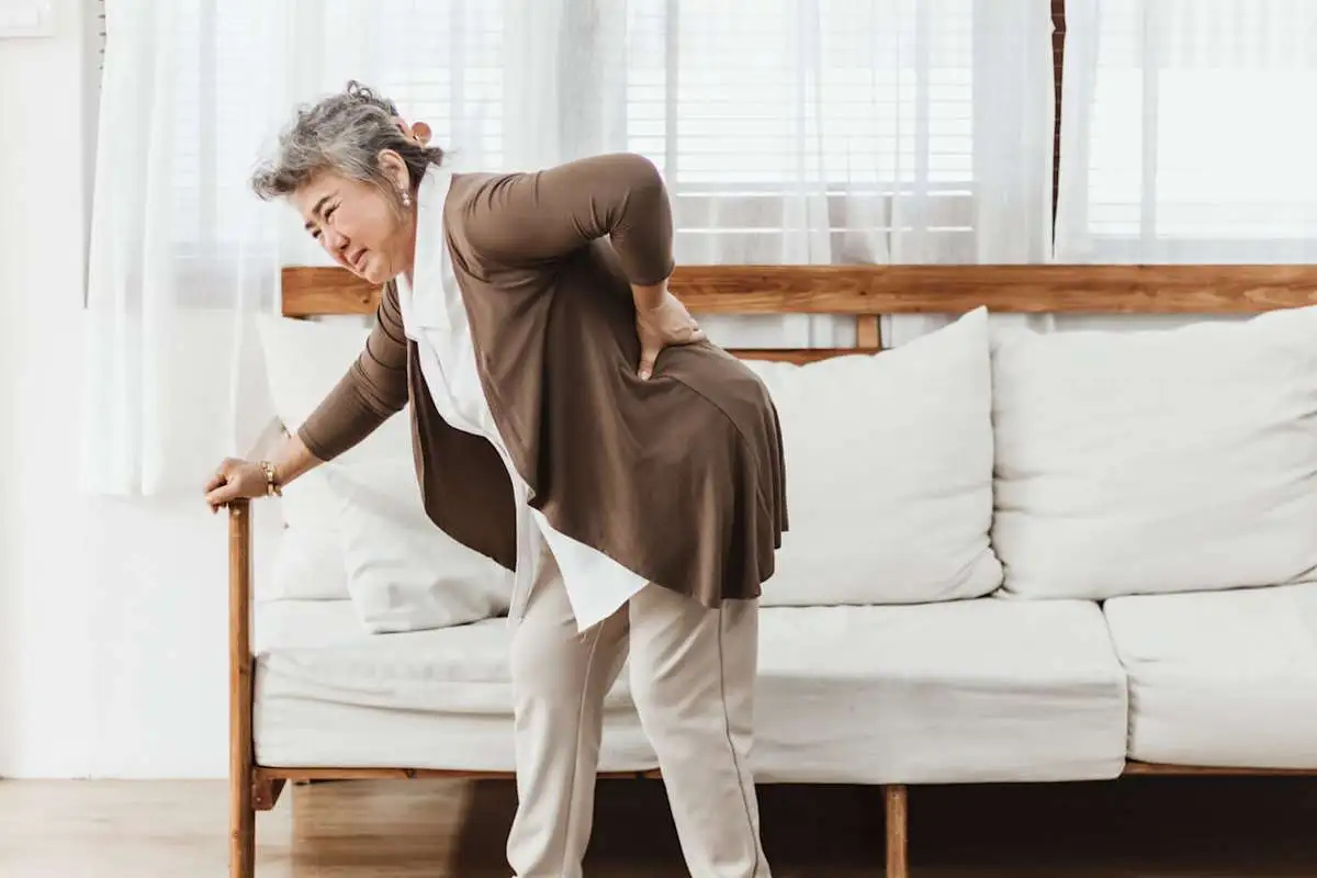 warning signs of osteoporosis in women over 60